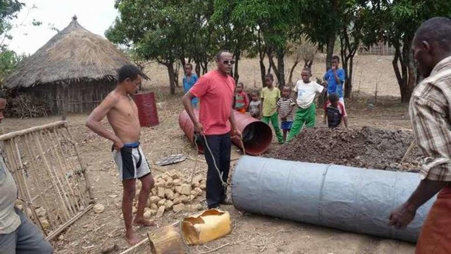 Trabajos para la construcción de un pozo en Angar Guten.