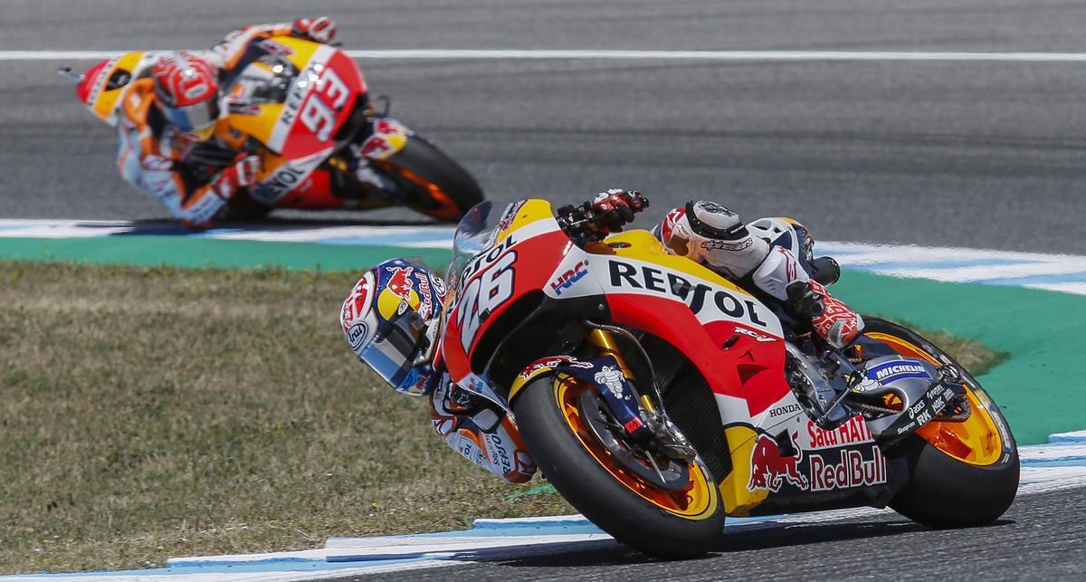 El español Dani Pedrosa traza una curva del circuito de Jerez seguido de cerca por su compañero Marc Márquez. | Foto EfeGRA232. JEREZ DE LA FRONTERA, 07/05/2017.- El piloto español de MotoGP Dani Pedrosa (Repsol Honda) durante el Gran Premio de España disputado hoy en el circuito de Jerez de la Frontera. EFE/Jose Manuel Vidal GRAN PREMIO ESPAÑA DE MOTOCICLISMO