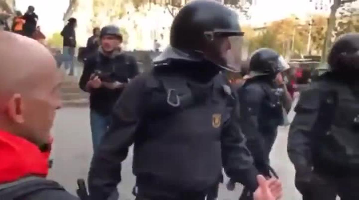 Què república ni què collons: un mosso increpa un agent rural que es manifestava a Barcelona.