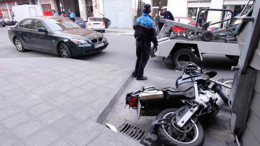 La Policía Municipal se trasladó hasta el lugar de los hechos para dar cuenta del accidente de tráfico.