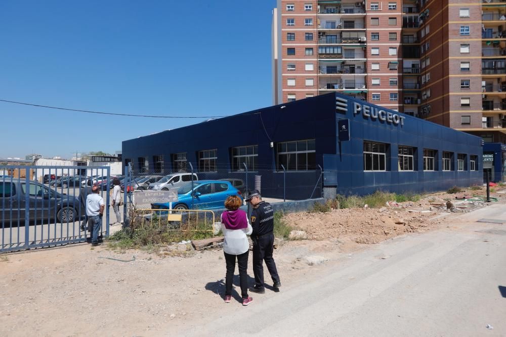 Desalojo del concesionario de coches que impide acabar Parque Central