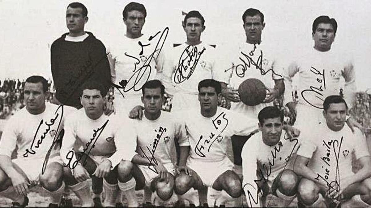 Dagoberto Moll, primero de pie por la derecha, y Arsenio, segundo agachado por la derecha