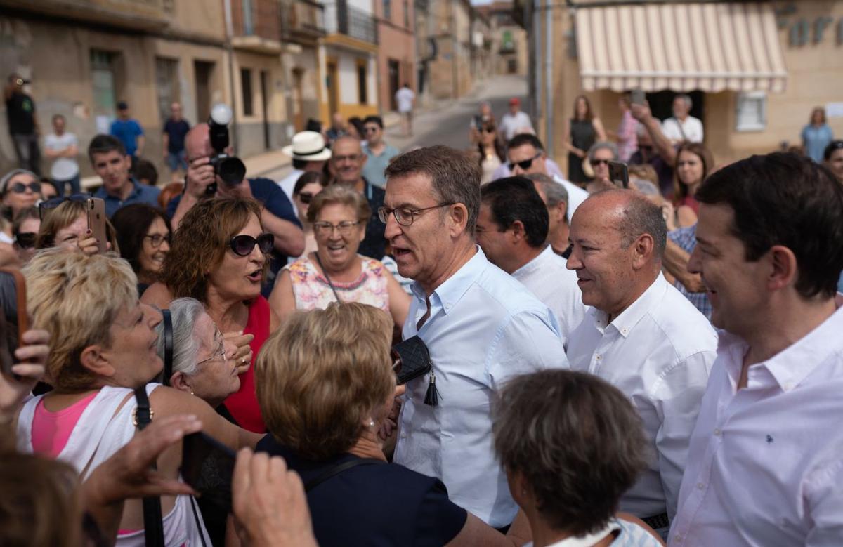 El presidente del PP saluda a varias vecinas. | Emilio Fraile
