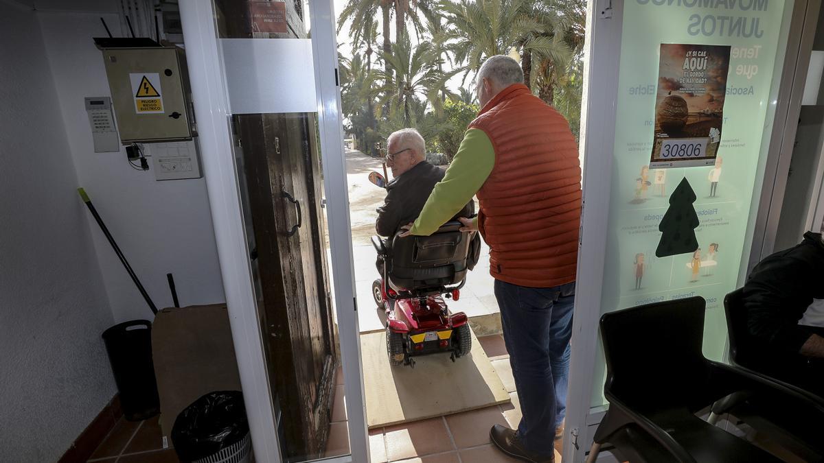 Un usuario en la asociación de personas con parkinson de Elche, en imagen de archivo