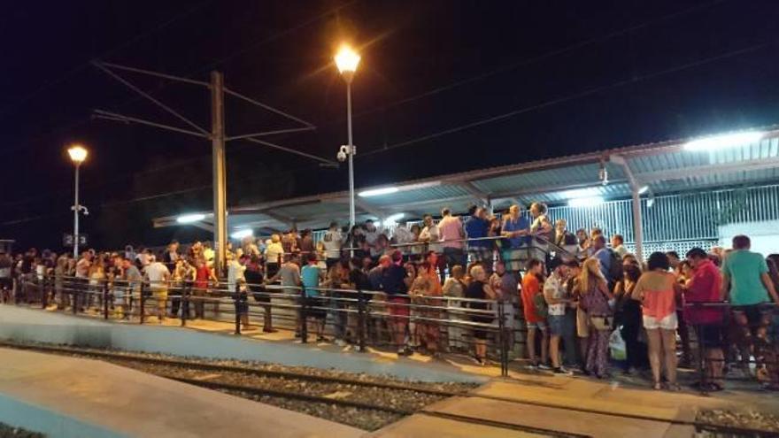 Un numeroso grupo de personas esperando al Tram la noche del sábado