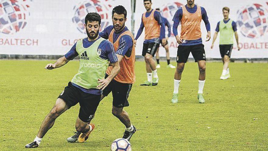 Nando y Johannesson pelean por un balón en El Requexón.