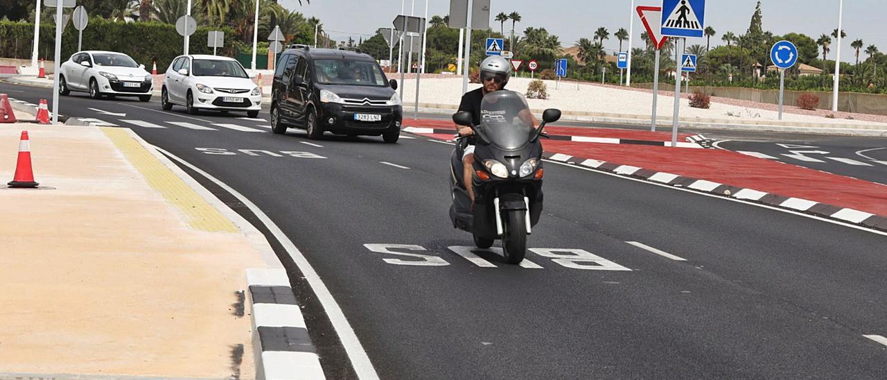 El tramo prácticamente terminado del desdoblamiento de la CV-865 a su paso por Valverde y la Vereda de Sendres, ayer. | ANTONIO AMORÓS