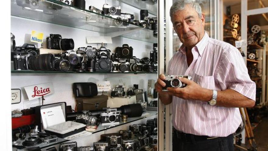 Eugenio sostiene el último modelo de la cámara Leica f Arciniega