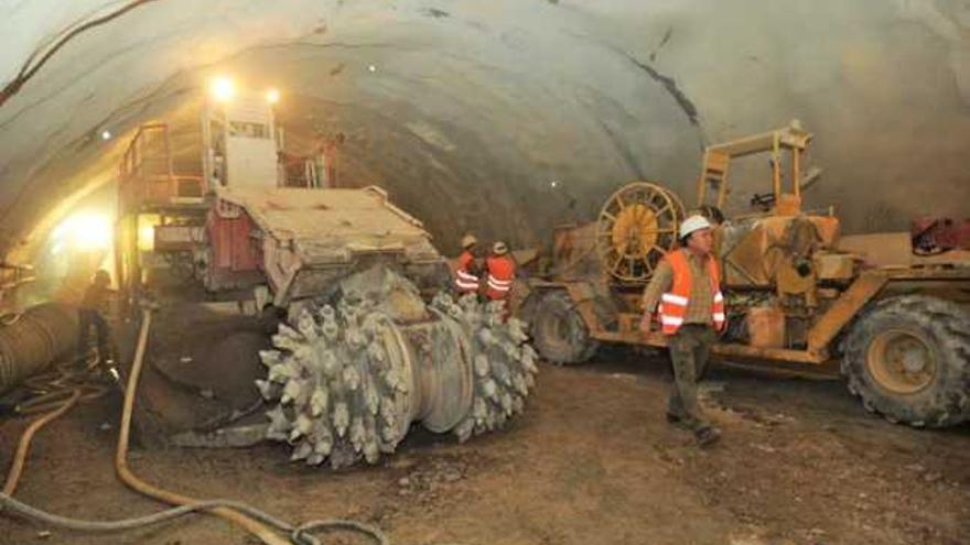 Adif se pone al día en el pago de atrasos y la adjudicataria acelera los trabajos del túnel