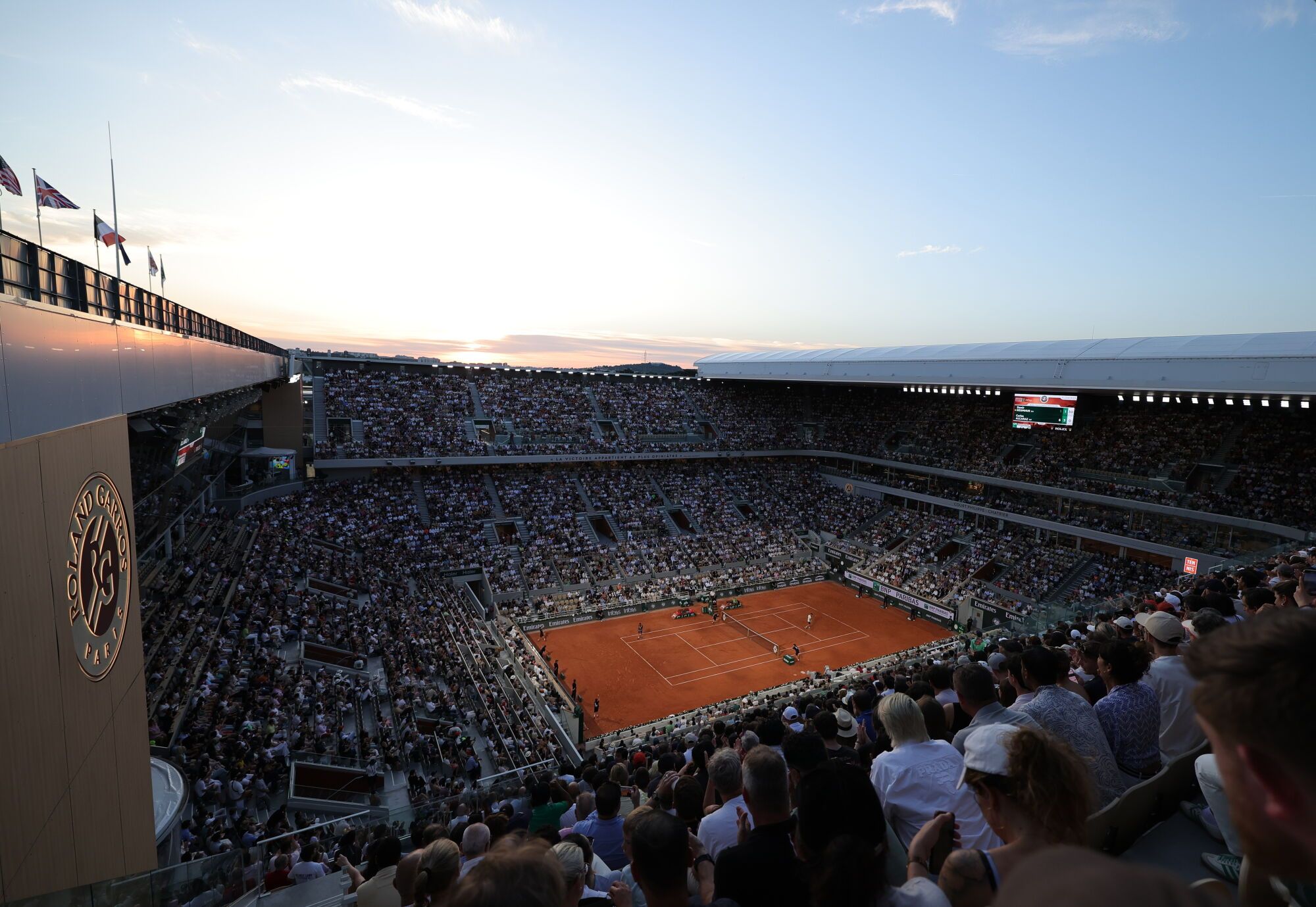 PARIS (France), 30/05/2025.- A general view of Court Philippe Chatrier of Carlos Alcaraz of Spain in action during his Men's 3rd round match against Damir Dzumhur of Bosnia and Herzegovina at the French Open Grand Slam tennis tournament at Roland Garros in Paris, France, 30 May 2025. (Tenis, Abierto, Bosnia-Herzegovina, Francia, España) EFE/EPA/TERESA SUAREZ