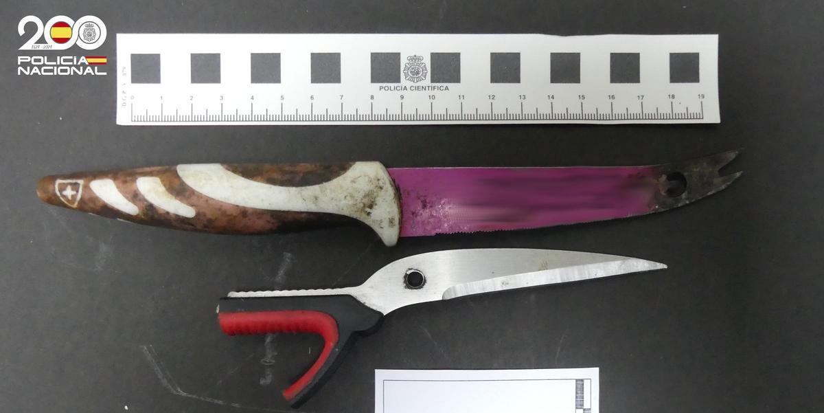 Armas blancas intervenidas por la Policía en el lugar.