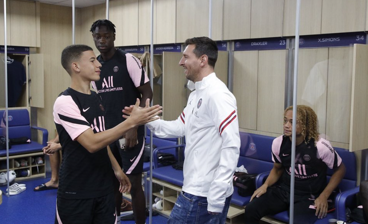 Ismael Gharbi saludando a Leo Messi
