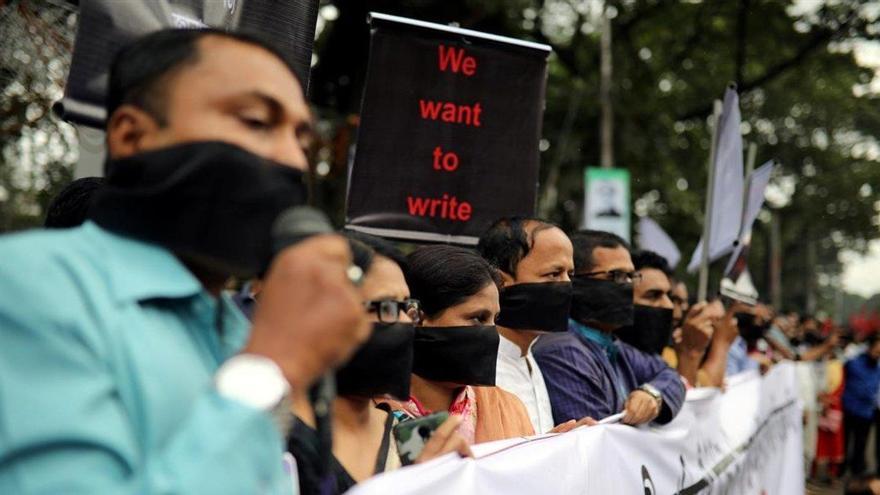 Protesta en Bangladés contra una ley que restringe la libertad de prensa