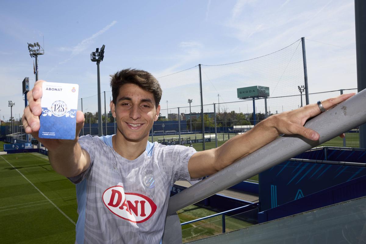 Ramon Terrats muestra el carnet de abonado del Espanyol en la ciudad deportiva del club blanquiazul en la pasada campaña.