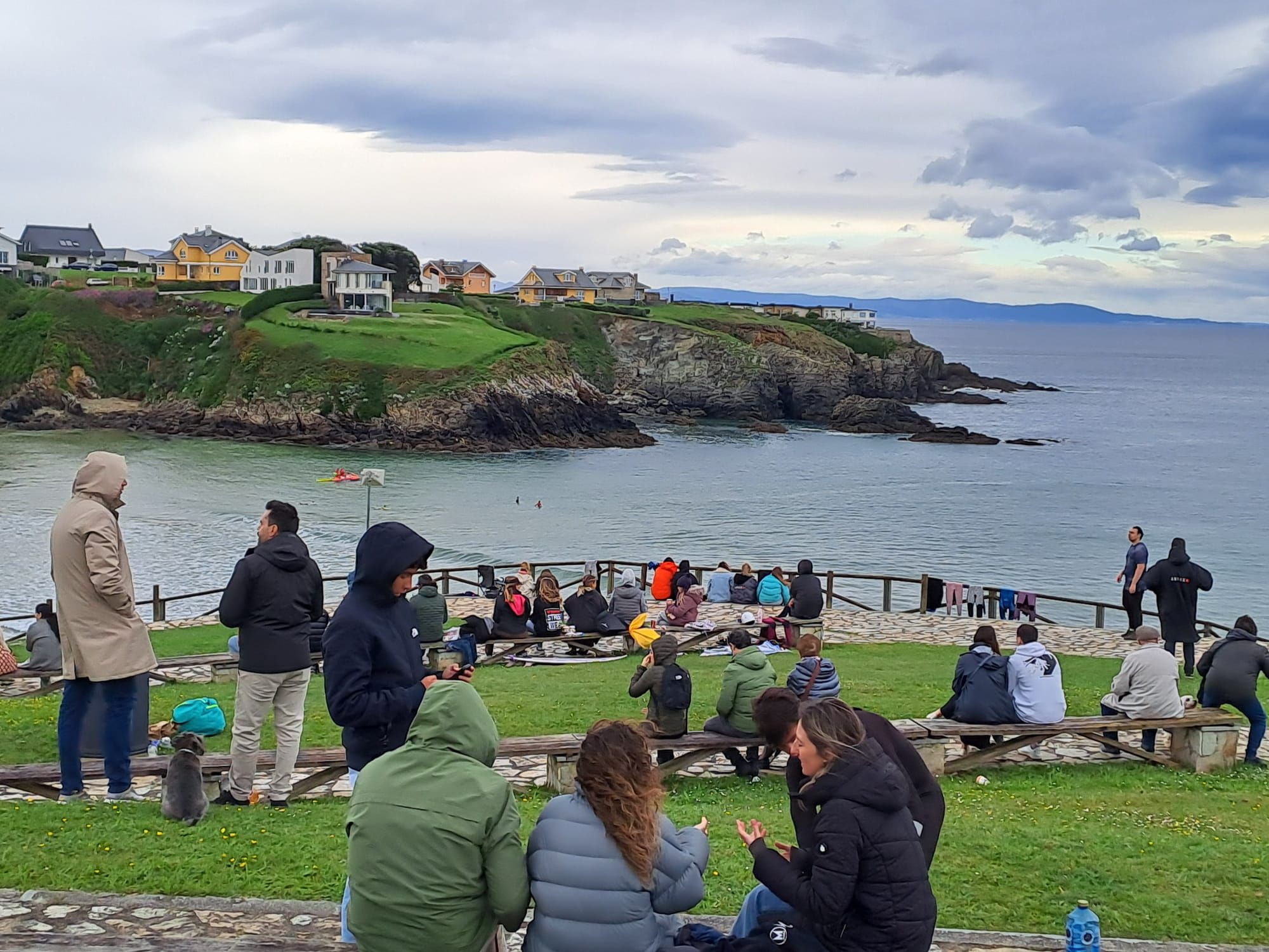 En imágenes: El ambiente surfista toma la playa de Tapia este puente