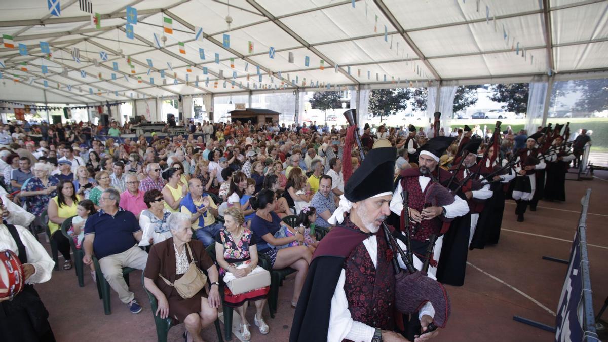 UNA BANDA DE GAITAS GALLEGA EN LA CARPA DE LAS MEANAS DEL INTERCELTICO EN UNA IMAGEN DE ARCHIVO.