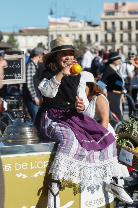 Encuentro de bicis antiguas y vestidos de época