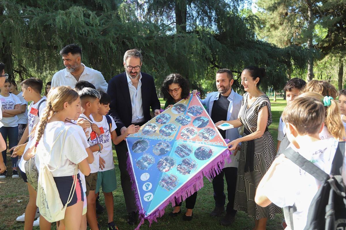 Algunos de los niños regalando la cometa a Adolfo Molina