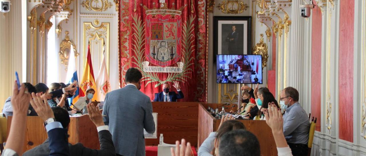 El coordinador de Hacienda, Antonio Ramón Balmasea, durante su intevención en el pleno. | | LP/DLP