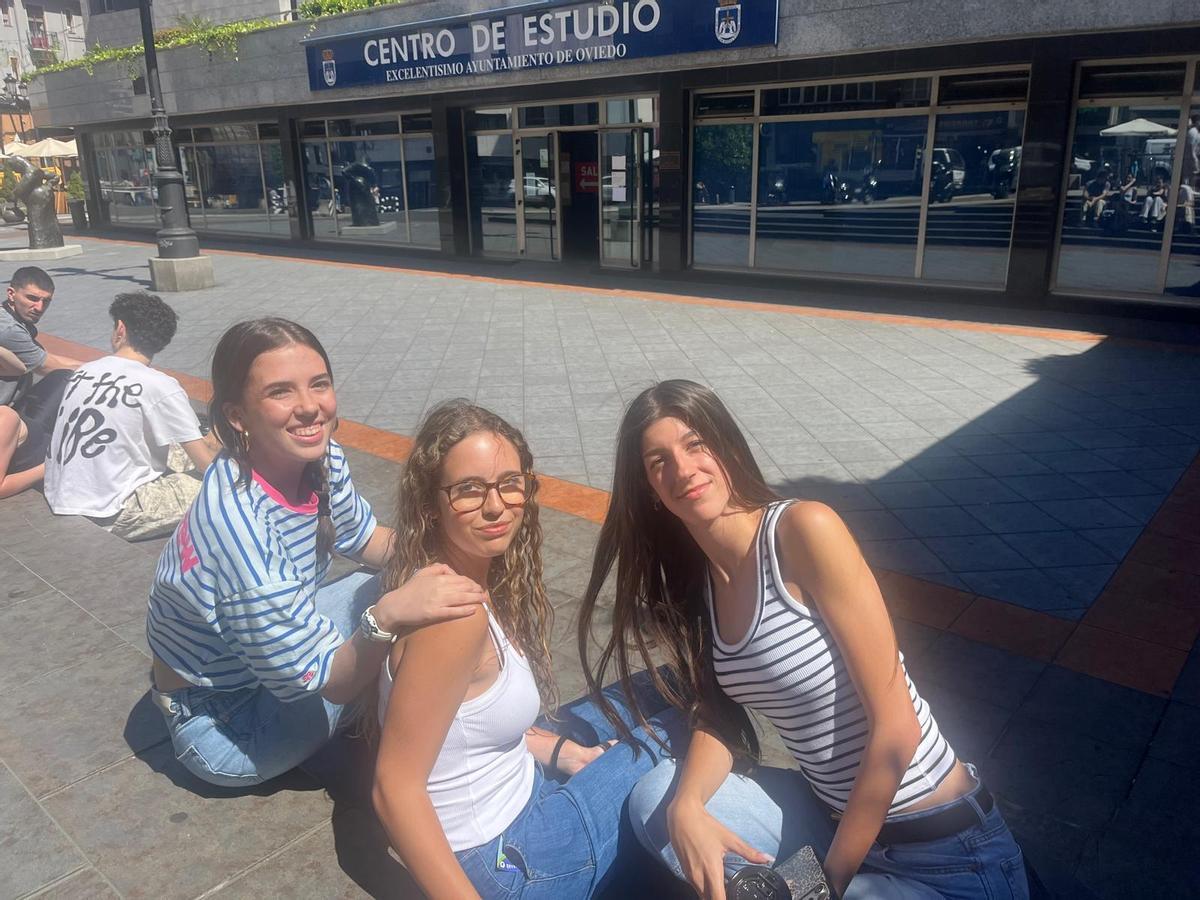 Las amigas Claudia, Marina y Lola.