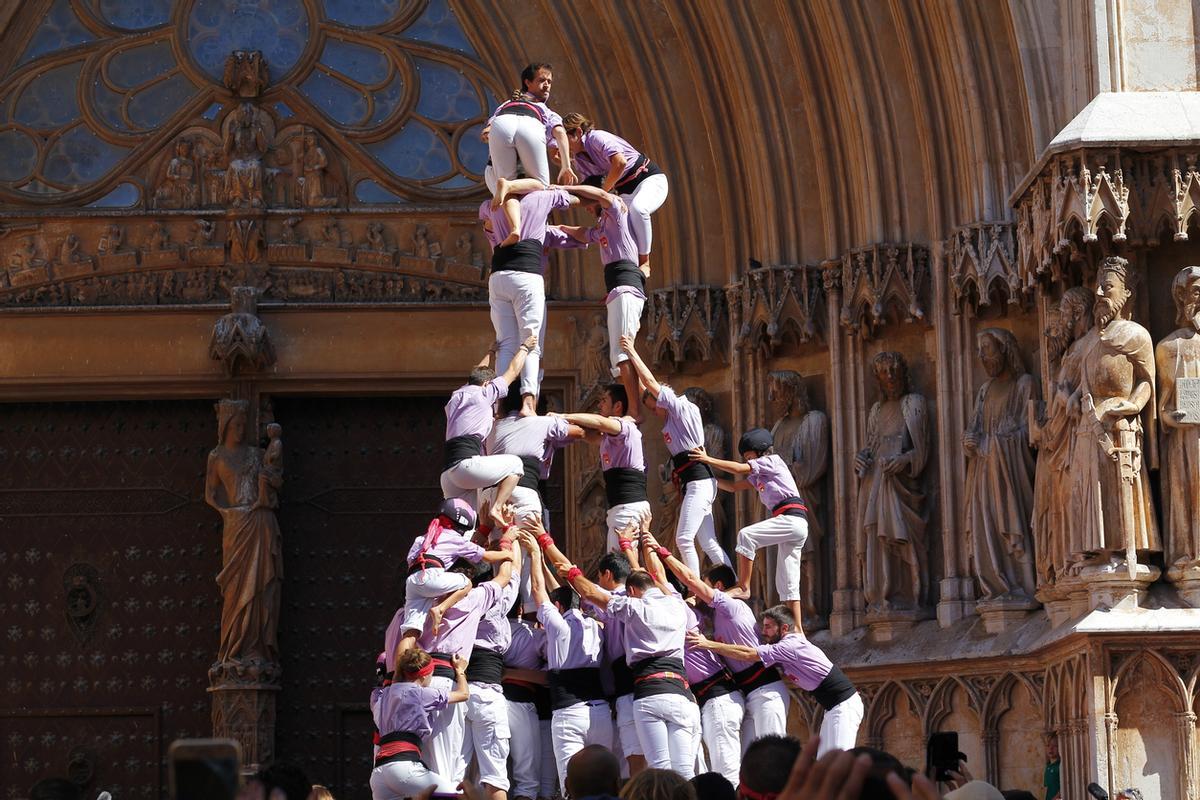 En los castells se pide silencio cuando sube la enxaneta.