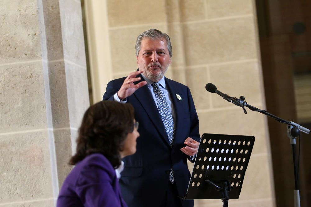 Íñigo Méndez de Vigo y Rosa Aguilar firman el acuerdo de cesión del Museo de Bellas Artes y Arqueológico de Málaga, que abrirá durante este 2016