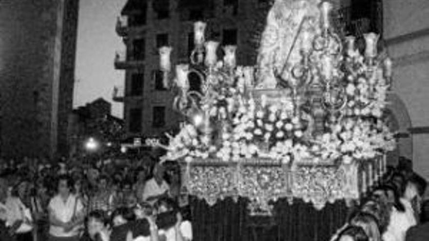 La reina de las fiestas ofrece el primer mosto del año a la patrona