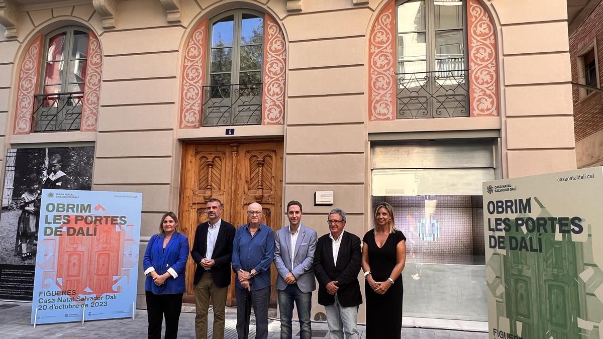 Diferents alcaldes de Figueres davant la casa natal.
