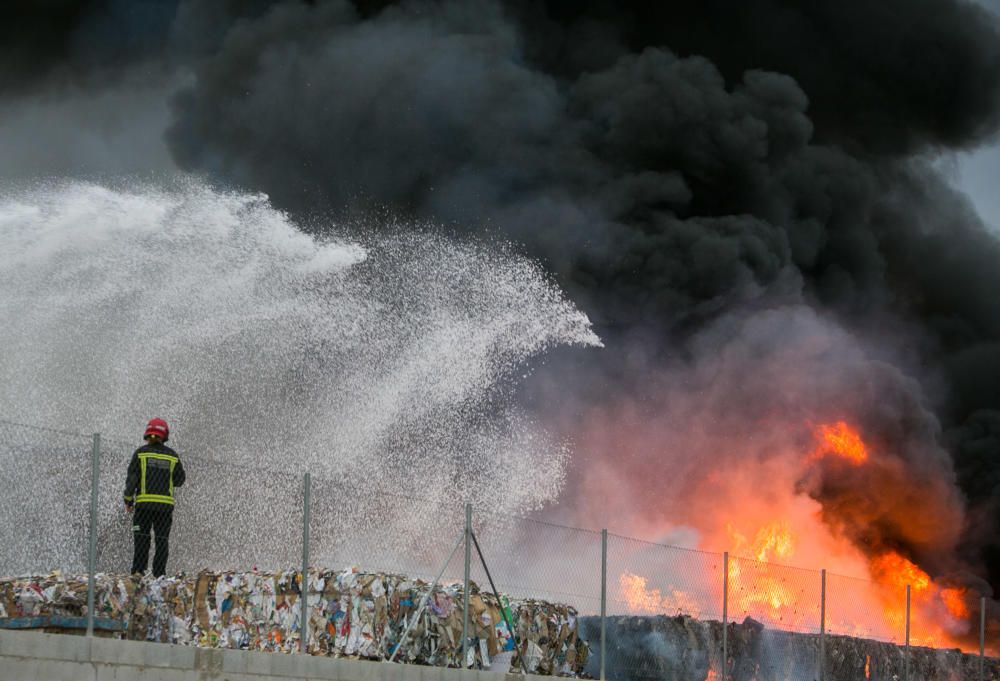 Más de una veintena de bomberos trabajaban anoche para sofocar el complicado incendio.