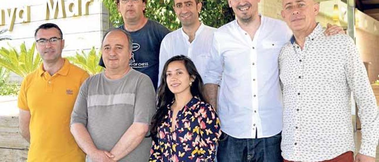 Los primeros clasificados posan junto a los organizadores en el Internacional del Port de Pollença.