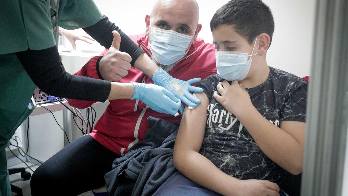 Un niño recibe la vacuna contra el coronavirus.