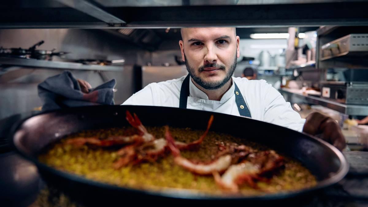 Víctor Pardo posa para SPORT con el arroz con carabineros, una de las joyas de La Bonaigua