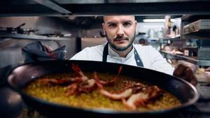 Víctor Pardo posa para SPORT con el arroz con carabineros, una de las joyas de La Bonaigua