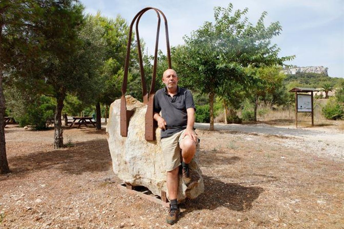 Pedro Flores mit einer seiner Taschen an der Vía Verde