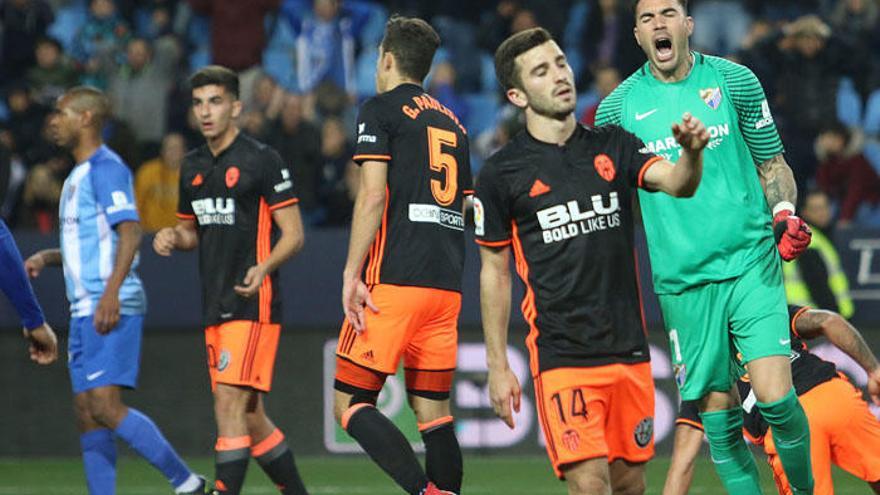 Roberto lamenta su cabezazo en el último segundo del partido contra el Valencia.