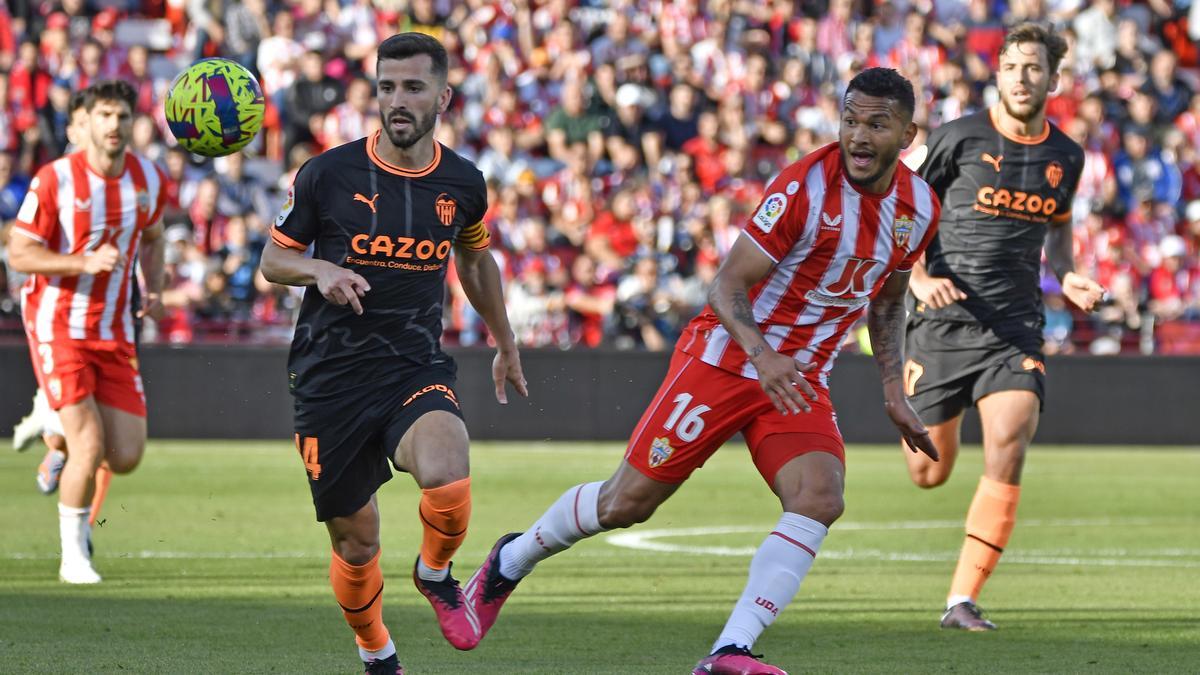 Gayà durante el partido entre el UD Almería - Valencia CF