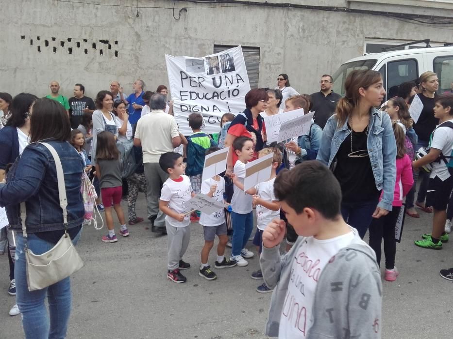 Protesta por el mal estado del colegio de la Font d'en Carròs