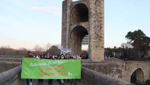 Manifestación en defensa de la jornada escolar intensiva, en Besalú.