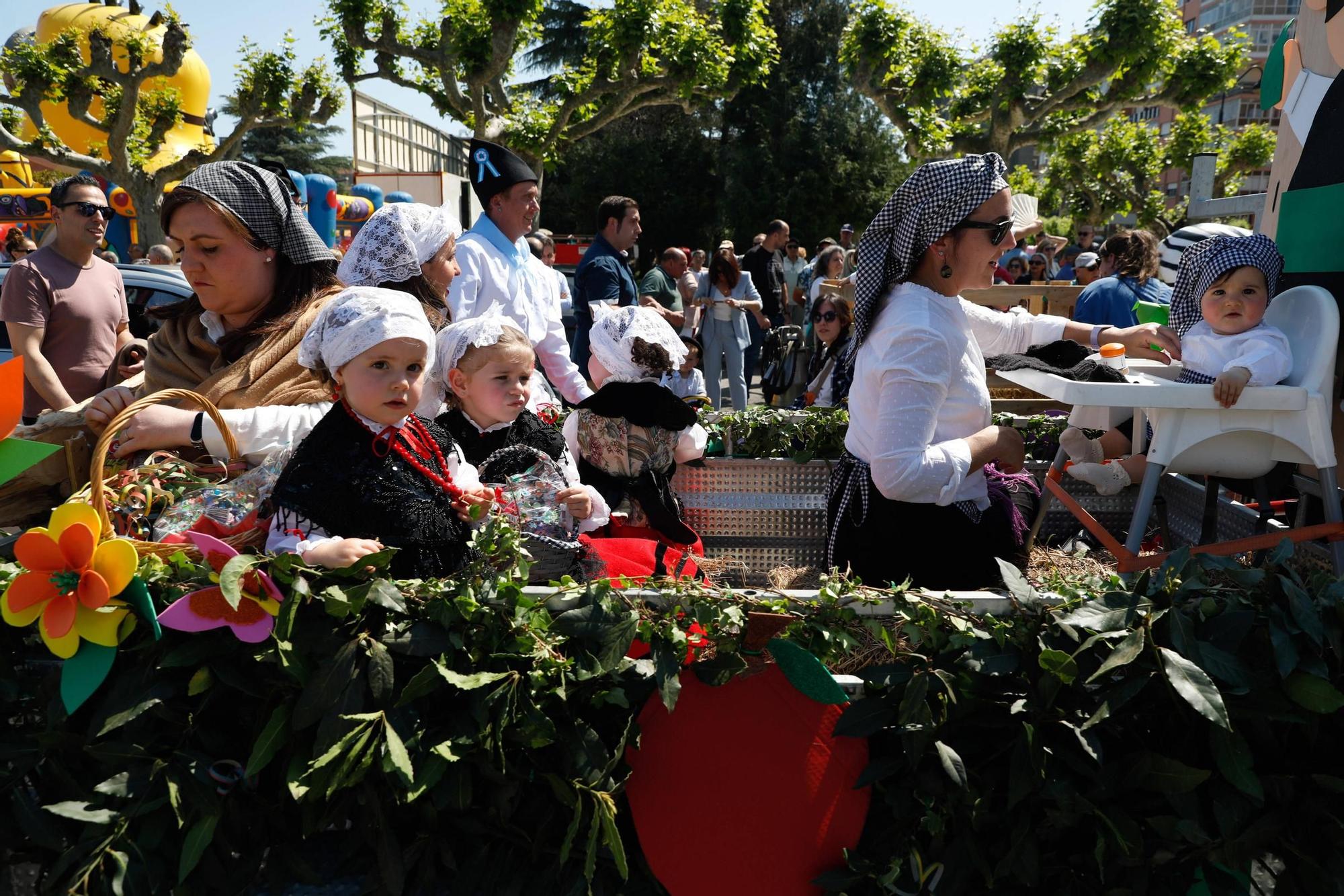 EN IMÁGENES: Así se ha vivido el desfile de carrozas y xarrés de las fiestas de San Isidro en Piedras Blancas