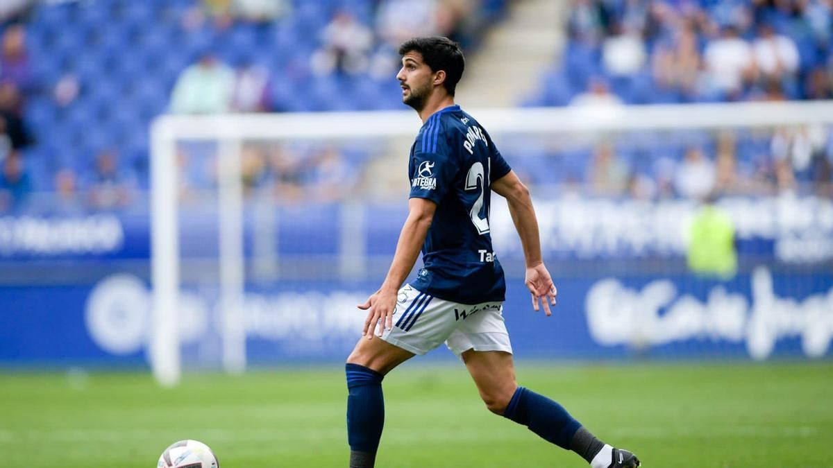 Pomares controla el balón durante un duelo con el Real Oviedo