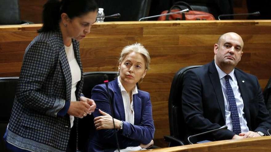 Cristina Coto, entre Carmen Fernández y Pedro Leal, ayer, en la Junta.