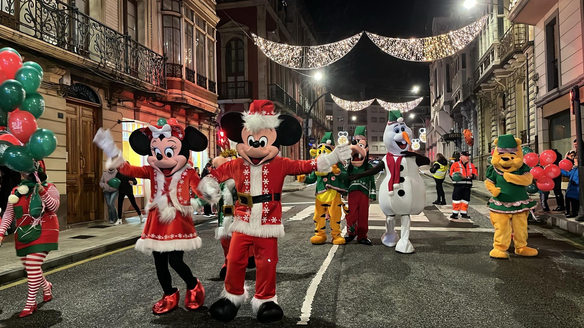 En imágenes: El espectacular desfile de Papá Noel por las calles de Luarca