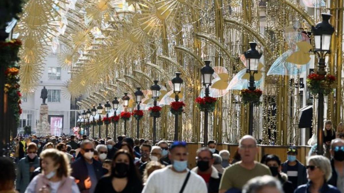 Malagueños, turistas y visitantes llenan estos días las calles de Málaga.  | ÁLEX ZEA