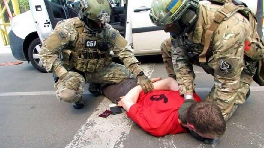 Imagen de la detención del ciudadano francés por parte de la policía ucraniana.