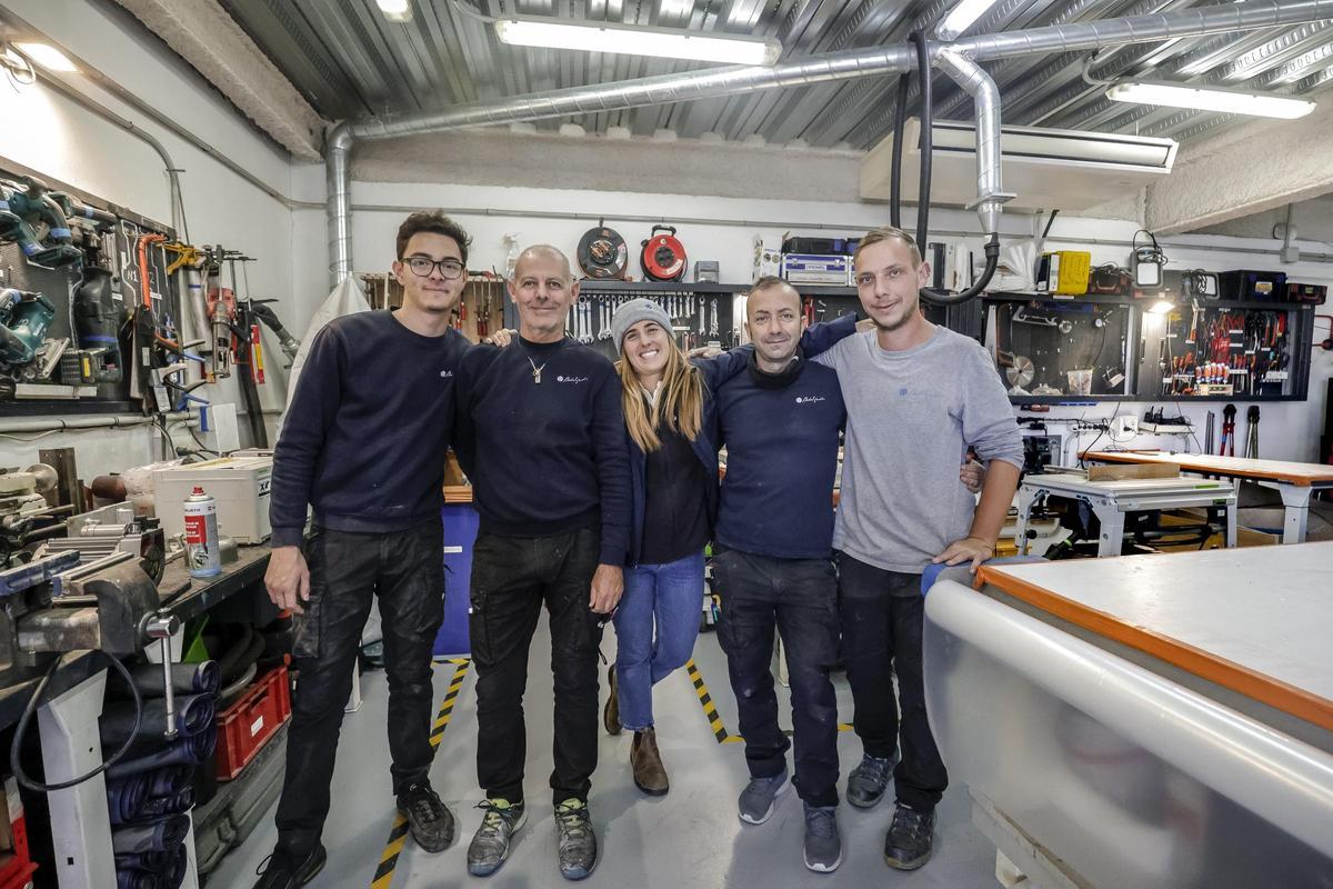 Toni Gelabert, Tony Gupwell, Olimpia Corral, Paco Aguilar y Jordan Wright, en el taller de Baltic Yachts, en las instalaciones de STP.