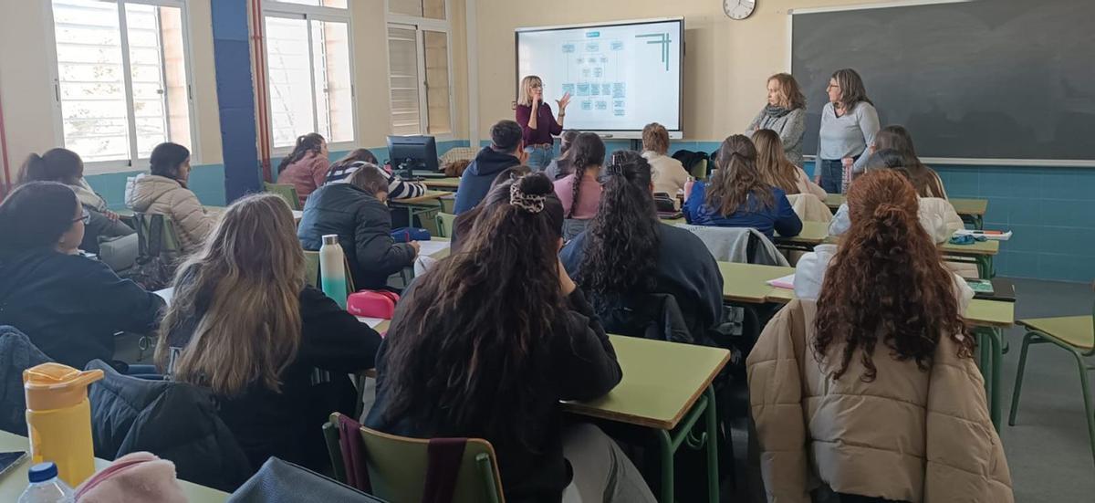 Futuros profesores aprenden sobre protección infantil