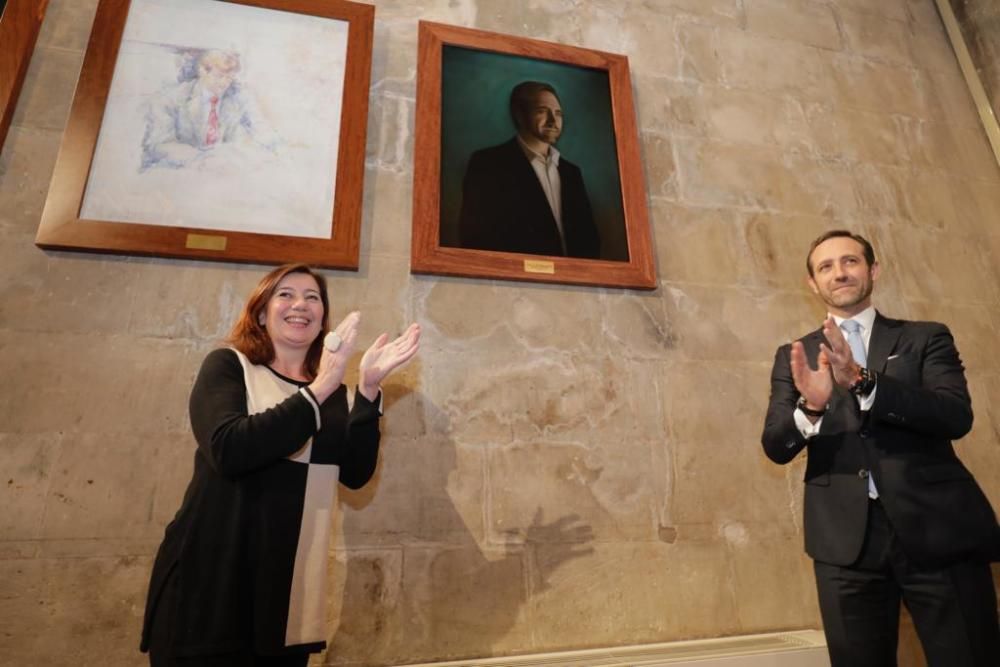 José Ramón Bauzá y Francina Armengol descubren el retrato del expresidente en el Consolat de Mar