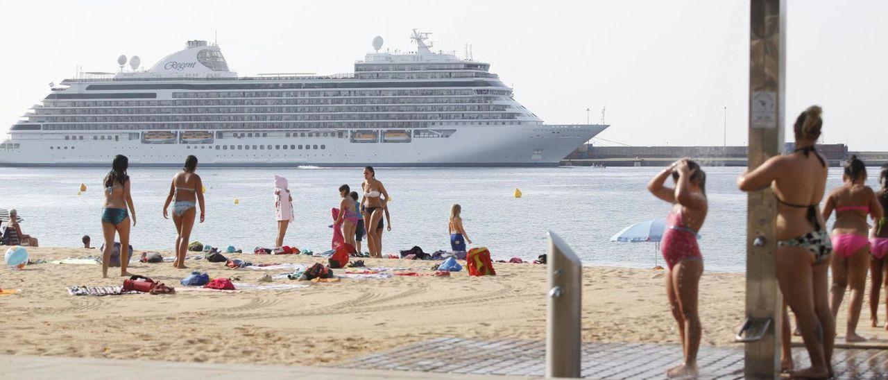 El vaixell Seven Seas Explorer al port de Palamós, en una imatge d’arxiu