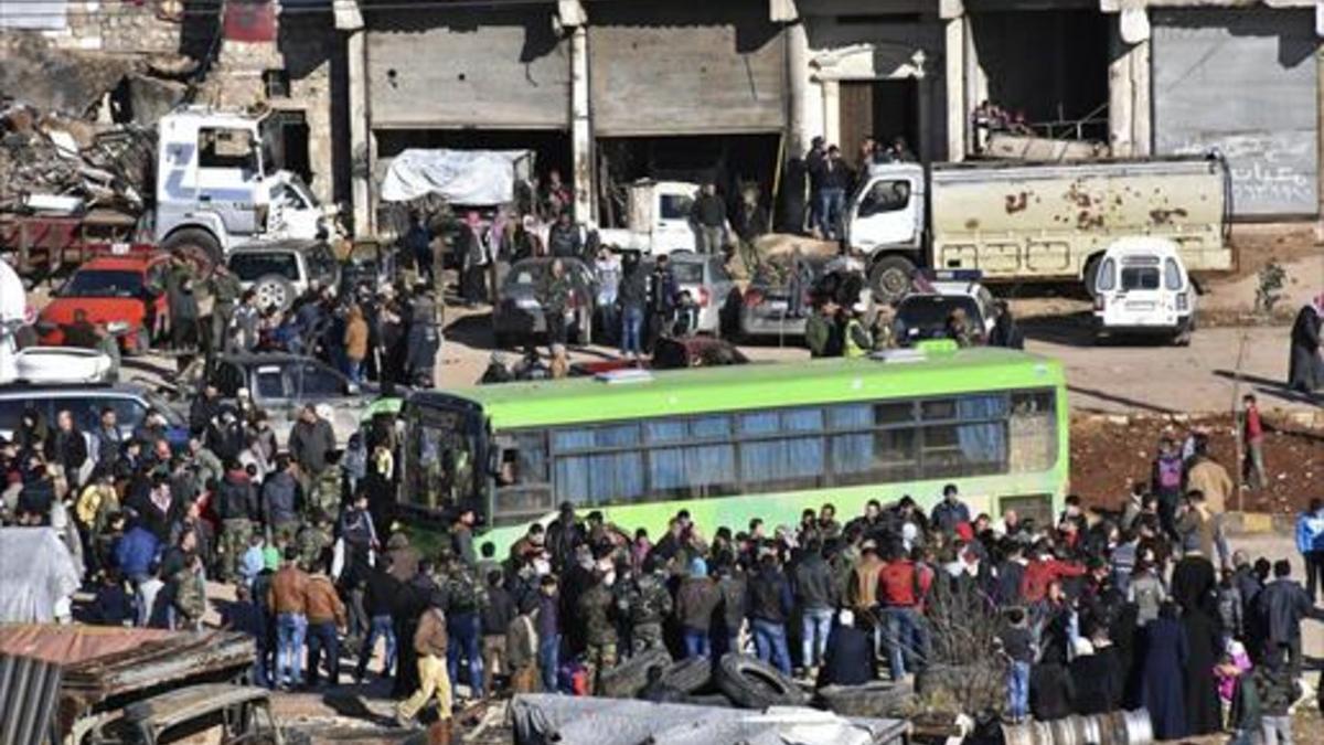 Vecinos de Alepo esperan a ser evacuados en un autobús del este de la ciudad, ayer.