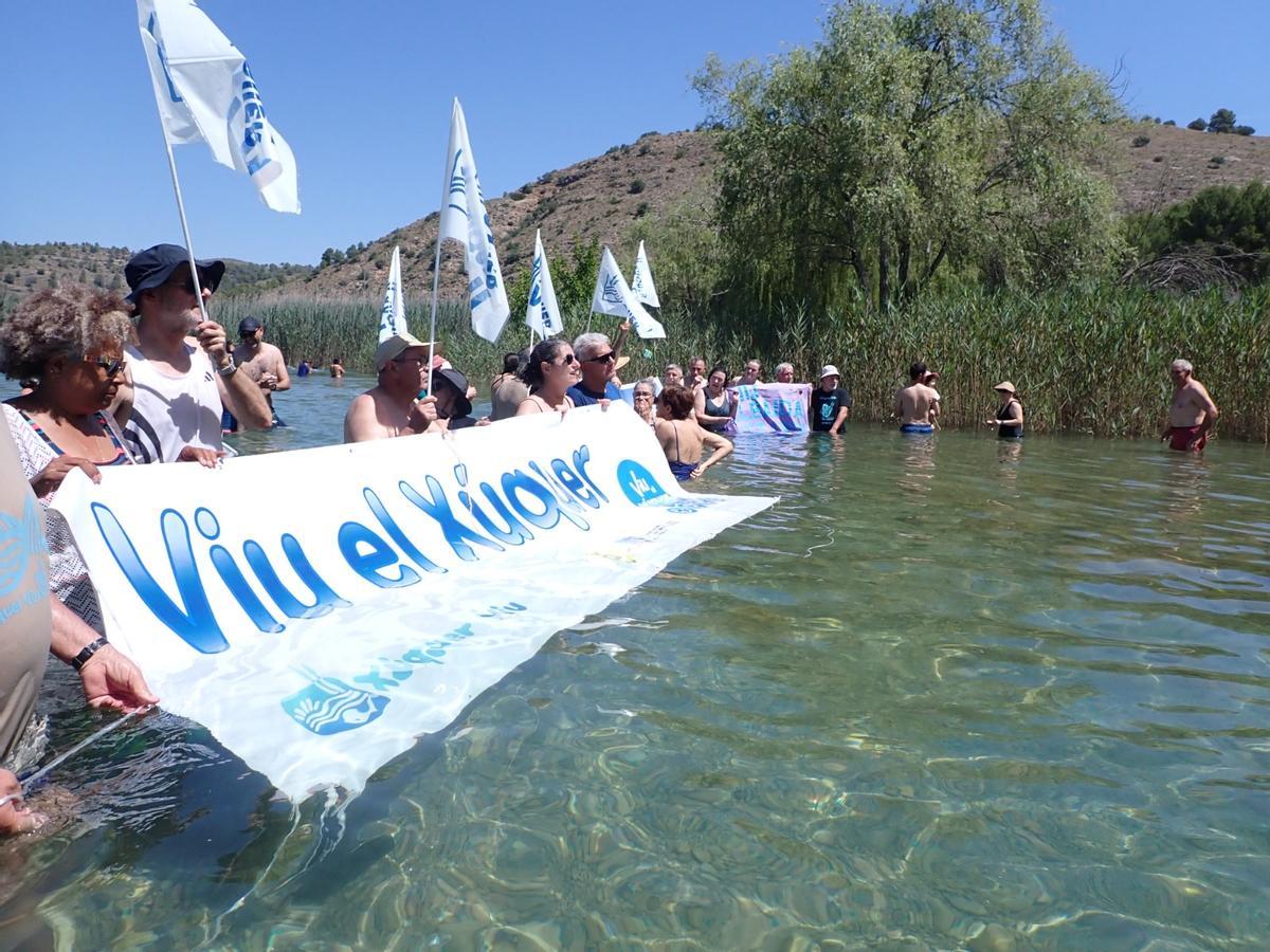 Otra imagen de los asistentes, dentro del agua.